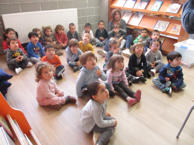 Els nens i nenes de P3 anem a la biblioteca