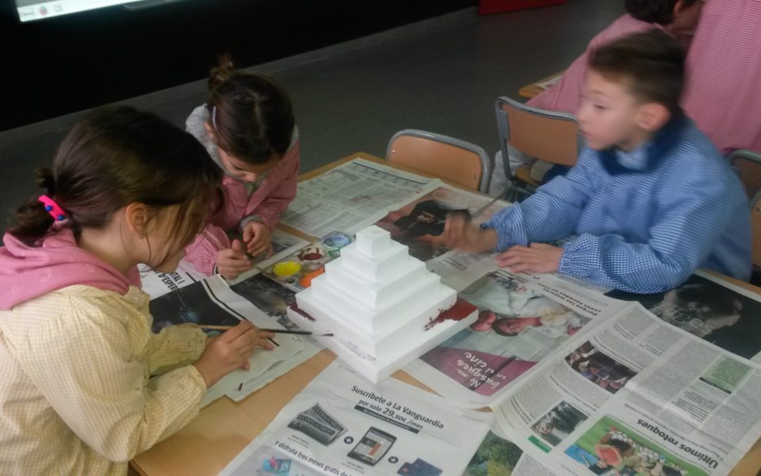 Els nens i nenes de 1r pinten piràmides